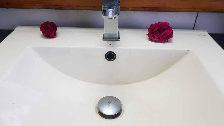 Bathroom 4, Elegance Retreat Manali Luxury Stay, Kullu