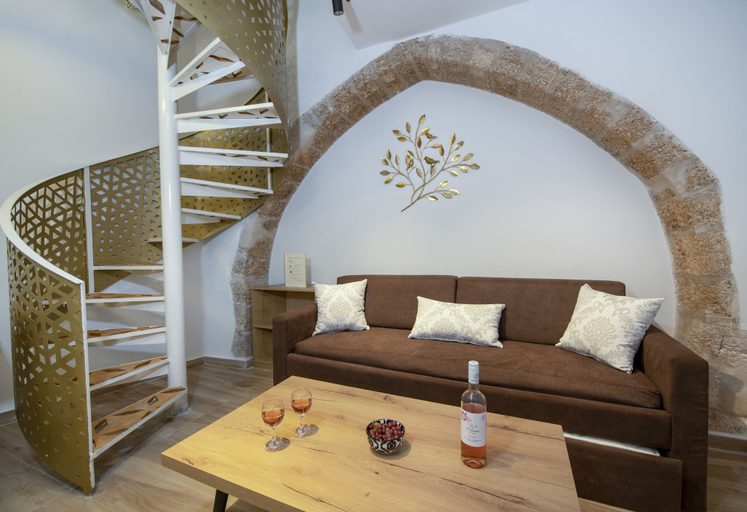 Others 5, DELUXE MAIZONETTE, Crete