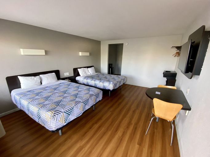 Bedroom 2, Motel 6 Delano, CA, Kern
