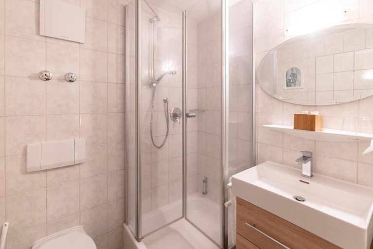 Bathroom 4, Hotel Blaue Gams, Garmisch-Partenkirchen