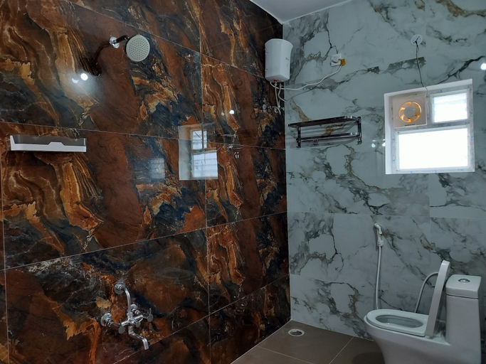 Bathroom 3, Daylight Stay, Kancheepuram
