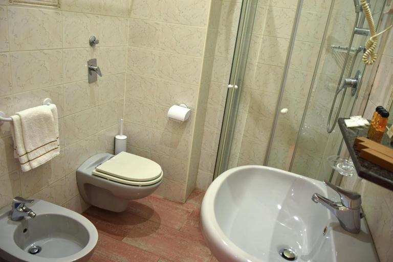 Bathroom 4, Hotel Losanna, Milano