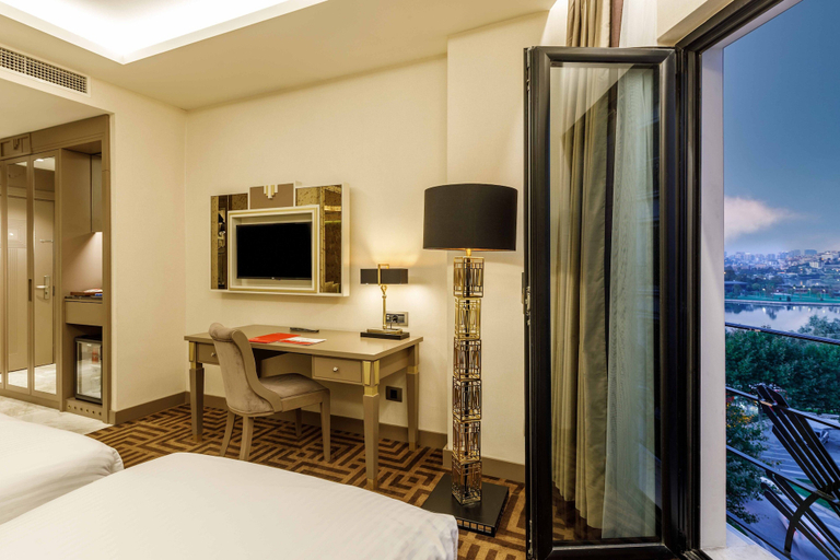 Bedroom 4, Ramada by Wyndham Istanbul Golden Horn, Beyoğlu