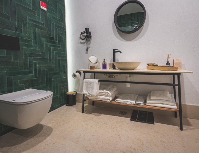 Bathroom 2, Hook Of Love - Le Mirage de la Mer, 23 August