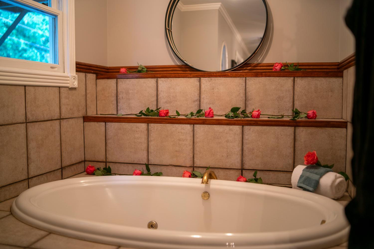 Bathroom, Inn at Rose Hall, Carroll