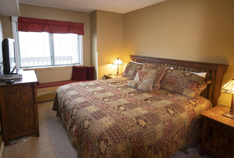 Bedroom, 1Br Ski-in, Ski-out With King Bed- Okemo Mtn Lodge condo, Windsor
