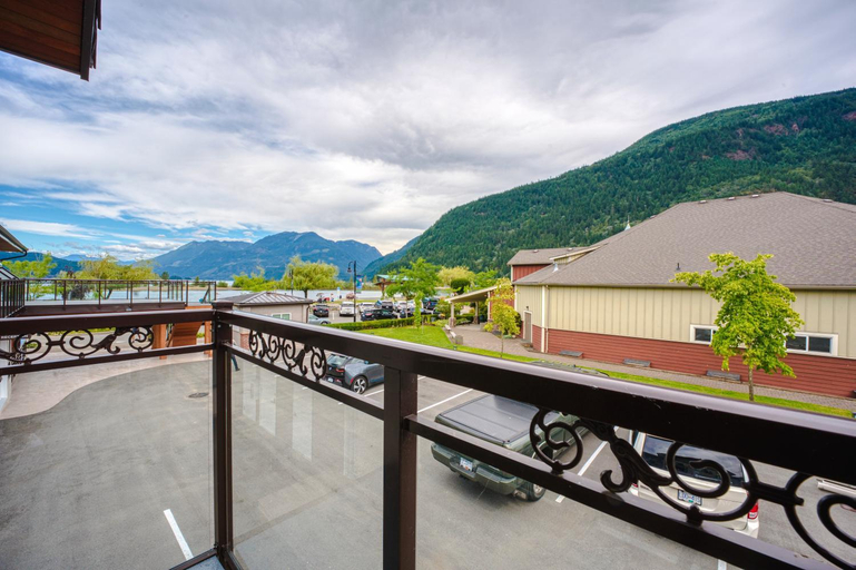 Others 4, Harrison Grand Motel, Fraser Valley
