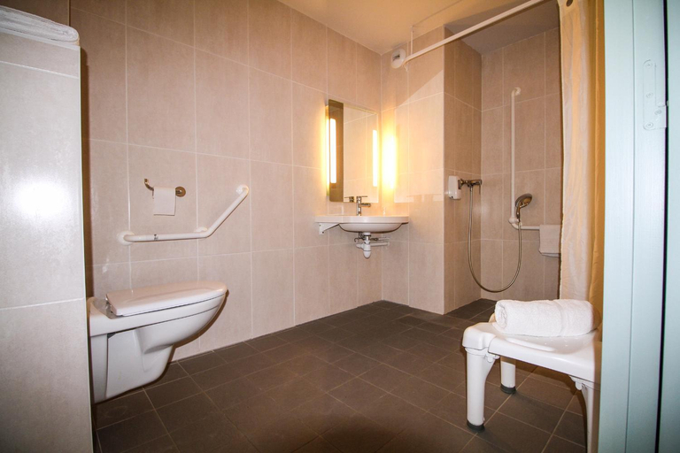 Bathroom 4, B&B Hôtel Montélimar Sud, Drôme