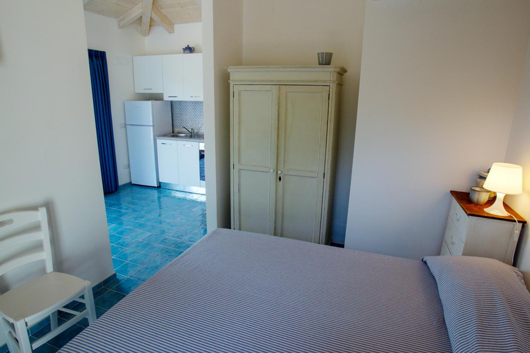 Bedroom 3, Donnasilia B&B, Salerno