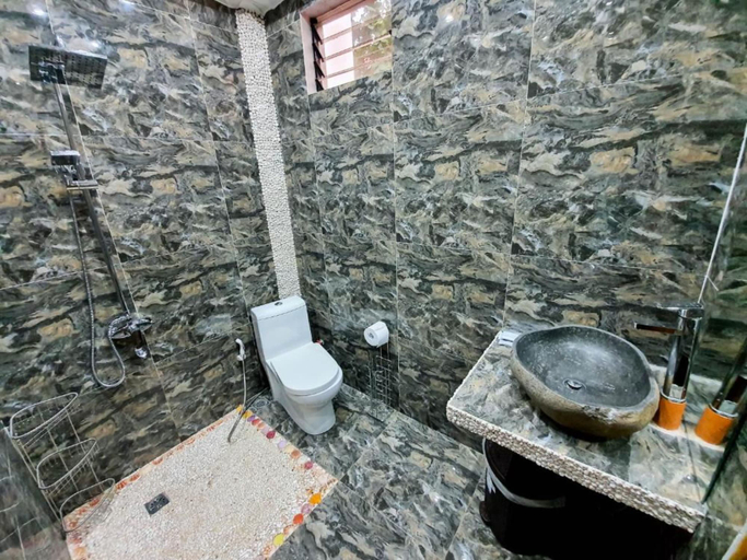 Bathroom 3, Kaiyana Boracay, Malay