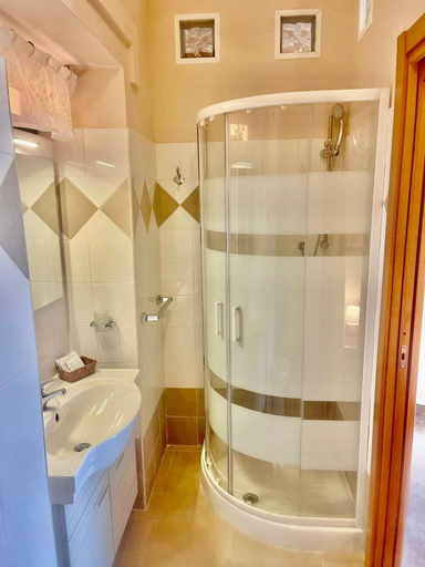 Bathroom 4, Masusà, Salerno