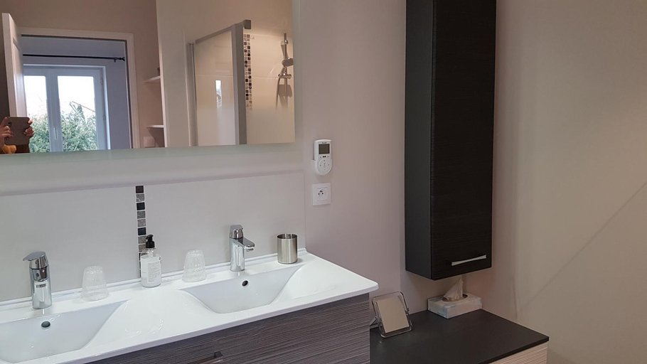 Bathroom 3, L'Hebergerie, Marne