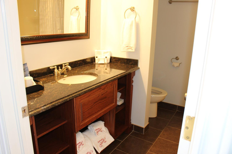 Bathroom 5, Auberge Gisele's Inn, Victoria