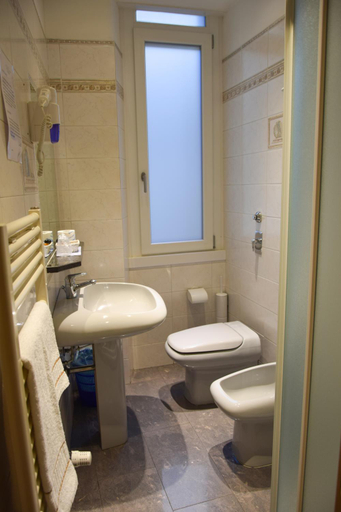 Bathroom 4, Hotel Losanna, Milano