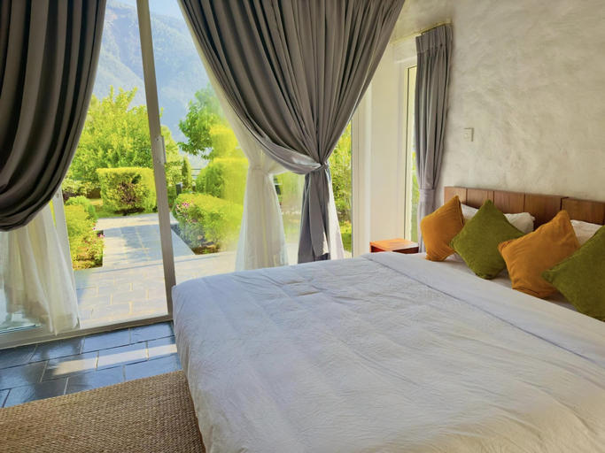 Bedroom 2, The Cliff, Dhaualagiri