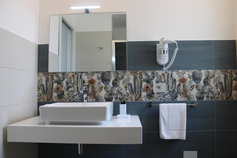 Bathroom 3, Coral Sand bed and breakfast, Trapani