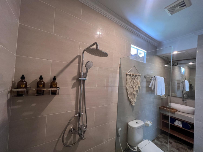 Bathroom 16