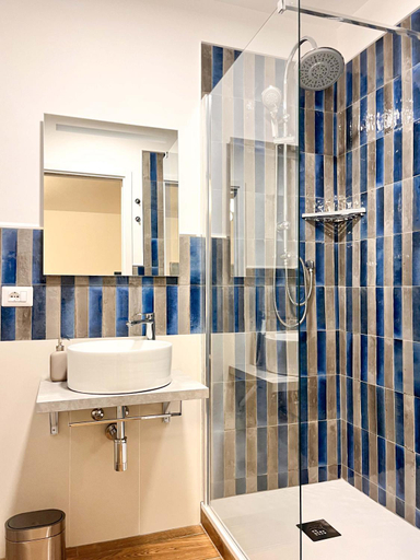Bathroom 5, Portico 32, Napoli