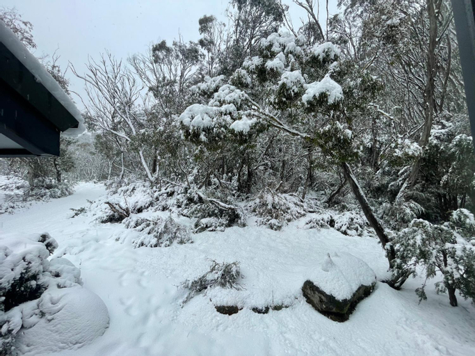 Others 1, Stylish Thredbo Alpine Chalet + Garage in Tranquil Setting, Snowy River