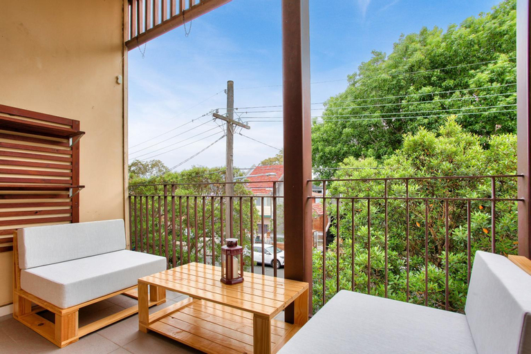 2 Bedroom Apartment Newtown Near to Shops, Sydney