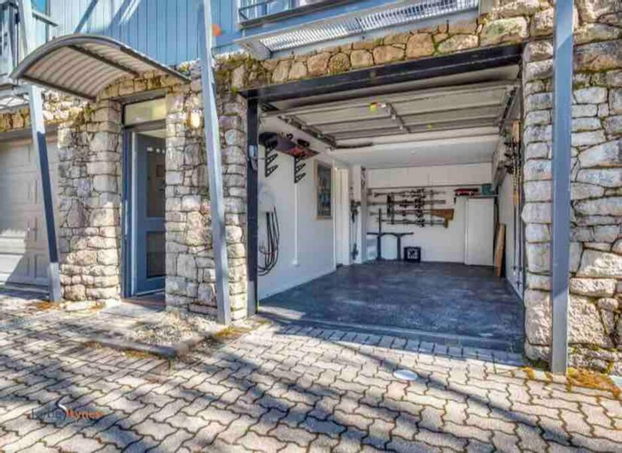 Others 2, Stylish Thredbo Alpine Chalet + Garage in Tranquil Setting, Snowy River