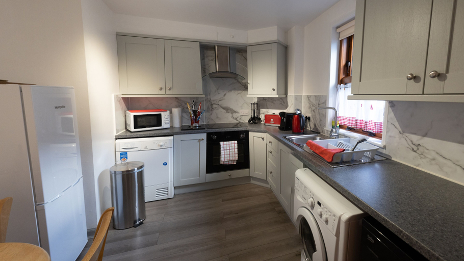 Others 5, Apartment 65B, Highland