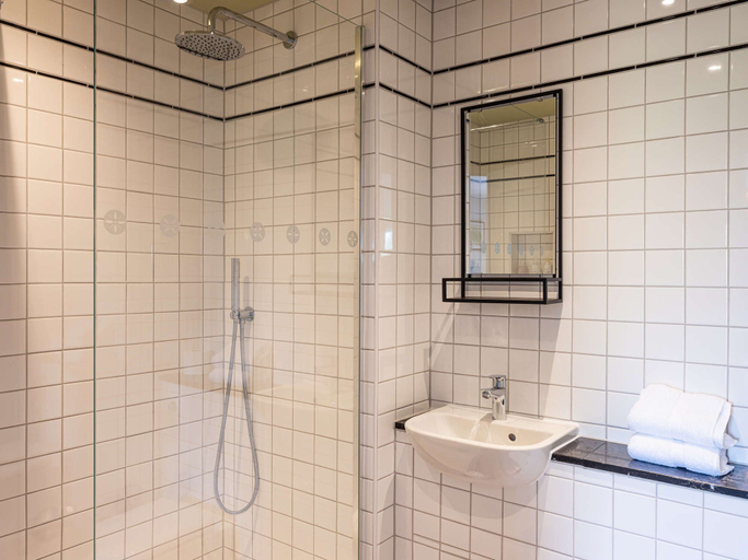 Bathroom 5, The Bridge Hotel, Surrey