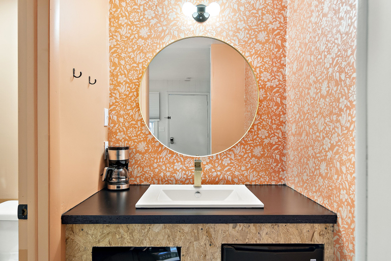Bathroom 3, The Brooks Motel, Columbia