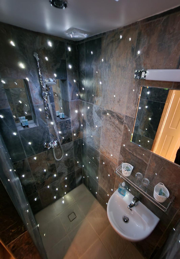 Bathroom, Canterbury Black Horse Inn, Kent