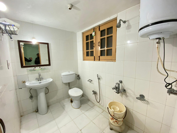 Bathroom 3, Hotel City plaza, Srinagar