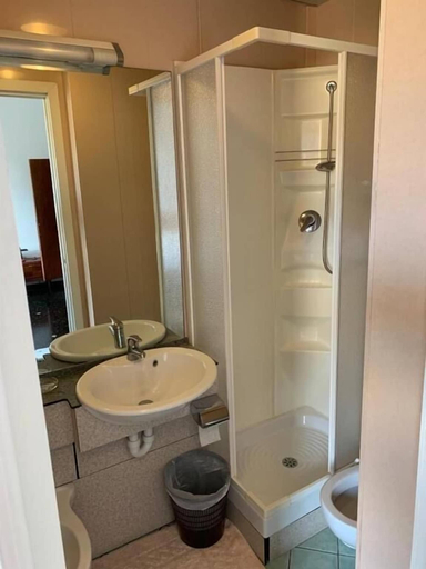 Bathroom 5, Albergo Magenta, Genova