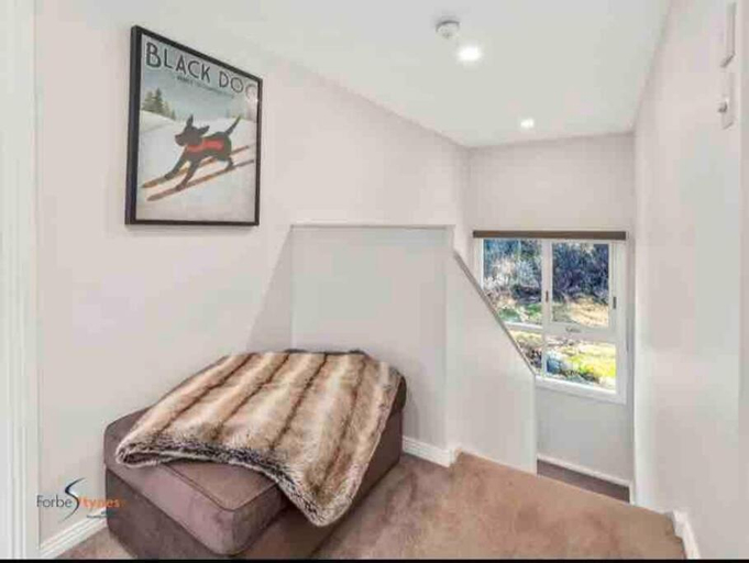 Others 5, Stylish Thredbo Alpine Chalet + Garage in Tranquil Setting, Snowy River