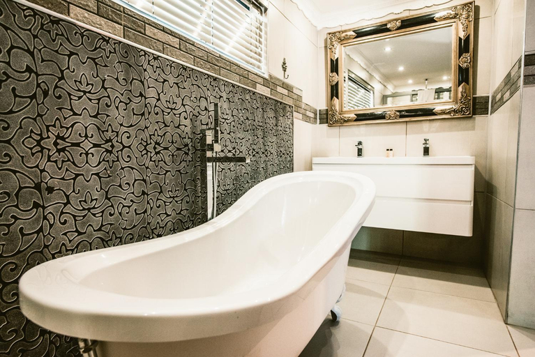 Bathroom 4, Le Grant Guesthouse, Fezile Dabi