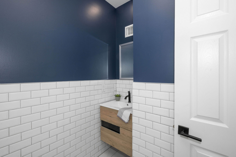 Bathroom 4, Maryland's Incline Dist. By Blackhouse, Cincinnati