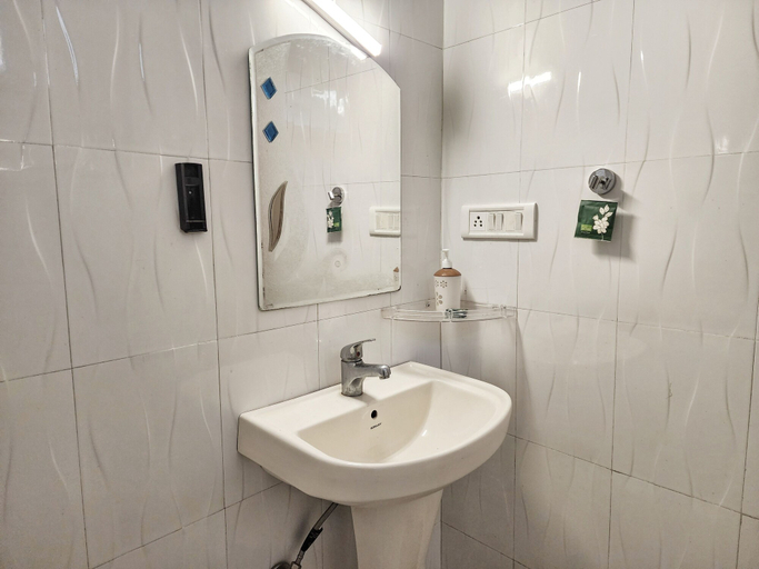 Bathroom 3, Page 3 - Riverside Rooms & Bar, Kullu