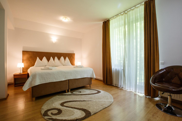 Bedroom 2, Charming Villa in a Private Mountain Resort, Predeal