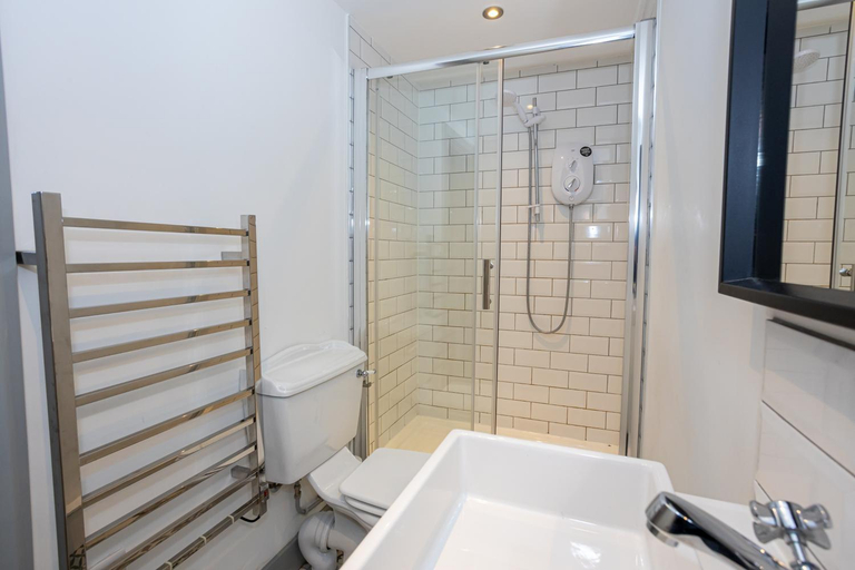 Bathroom 3, Pillo Rooms Apartments - Salford, Manchester