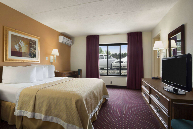 Bedroom 2, Ramada by Wyndham Pittsburgh/New Stanton, Westmoreland