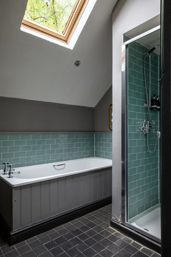 Bathroom 3, The White Hart, Wiltshire