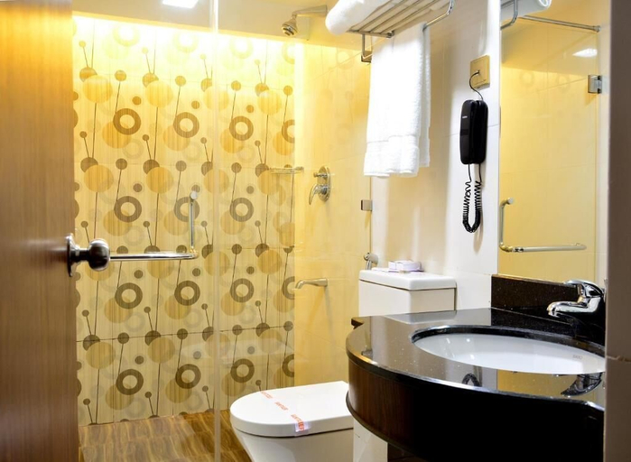 Bathroom 4, Pearl City Hotel, Thimbirigasyaya
