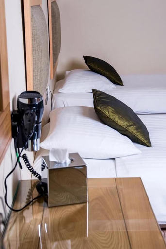 Bedroom 2, Emlyn Hotel, Ceredigion