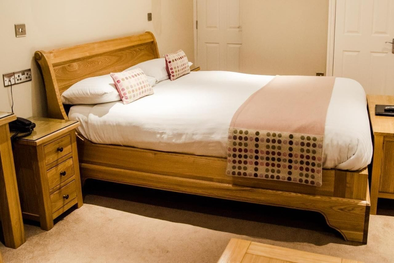 Others 5, Emlyn Hotel, Ceredigion