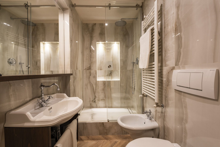 Bathroom 3, Orsanmichele View, Florence