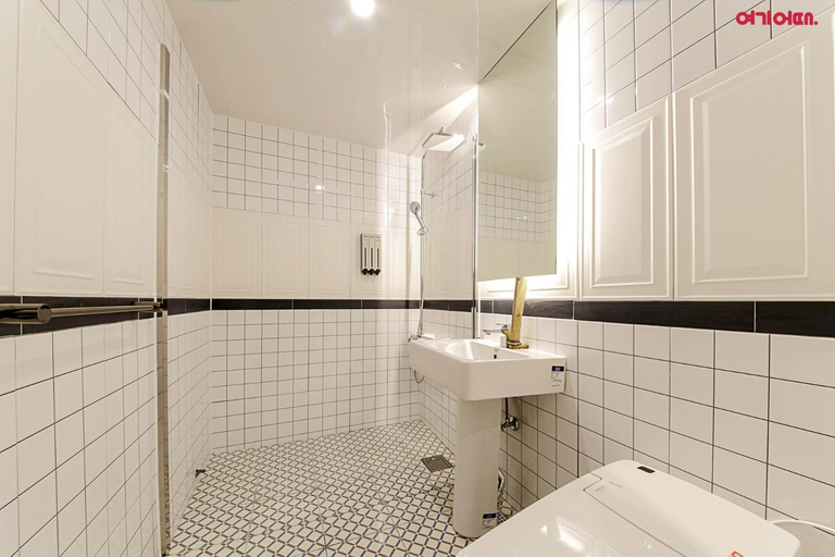 Bathroom 5, Hotel Yeogijoa, Buk