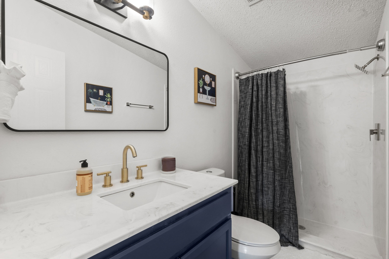 Bathroom 4, Starlight Horizon, Comal