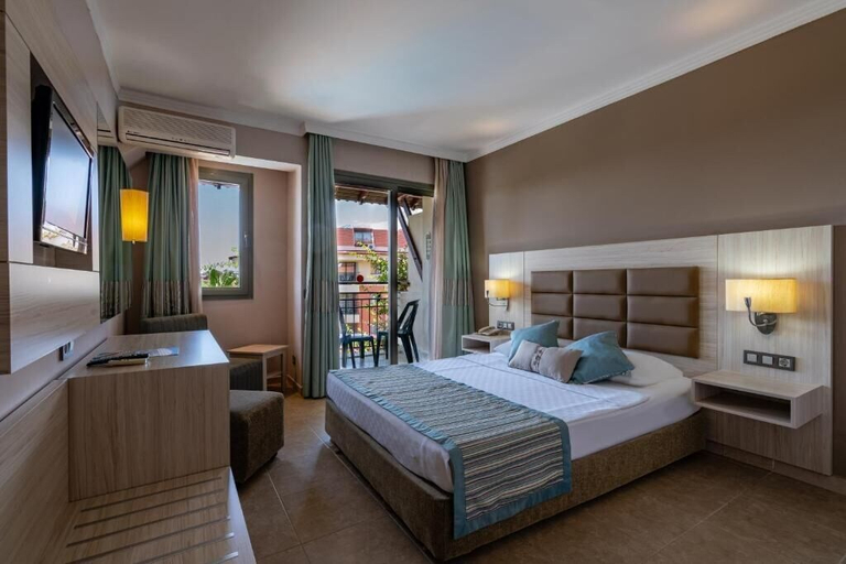 Bedroom 2, Palmeras Beach Hotel, Alanya