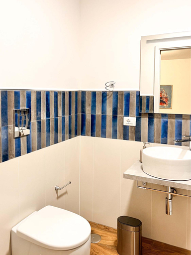 Bathroom 2, Portico 32, Napoli