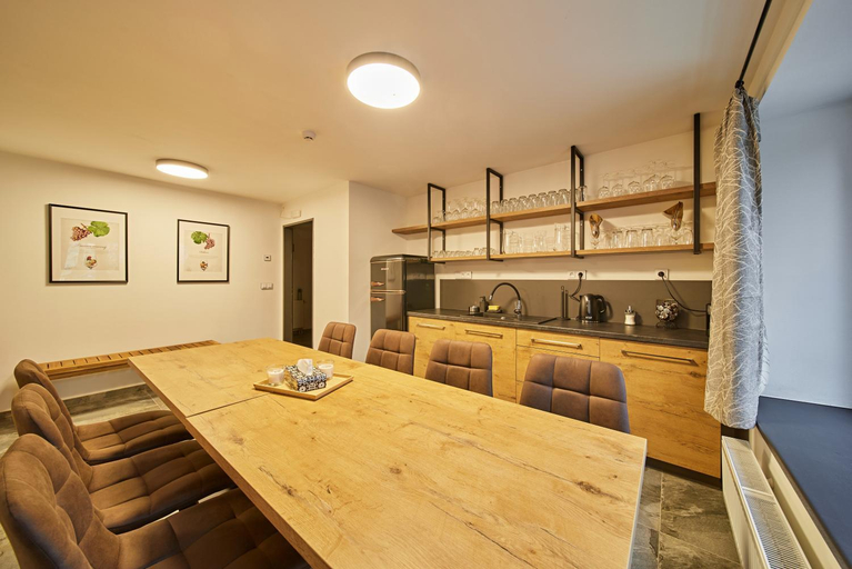 Shared lounge/TV area 4, Vlci Stopa Apartments, Trutnov