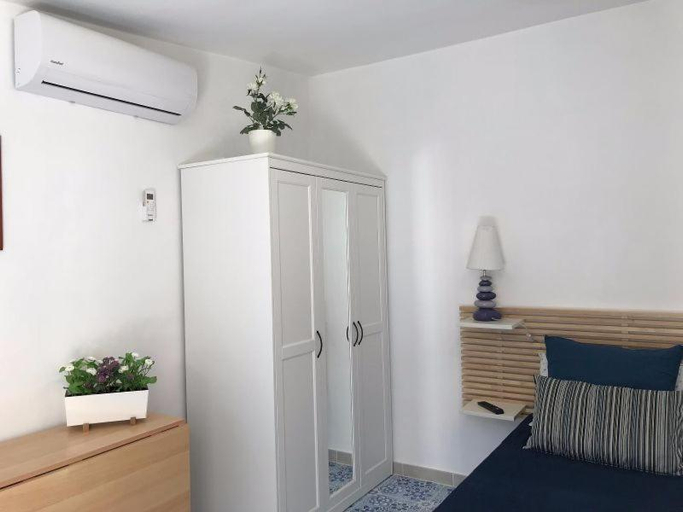Bedroom 1, Vic e Vicariell, Latina