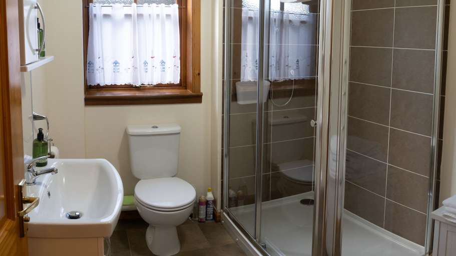 Bathroom, Apartment 65B, Highland